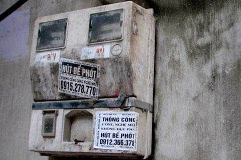 Làm gì để chặn đứng thói quen MÓC TÚI của thợ thông tắc cống?