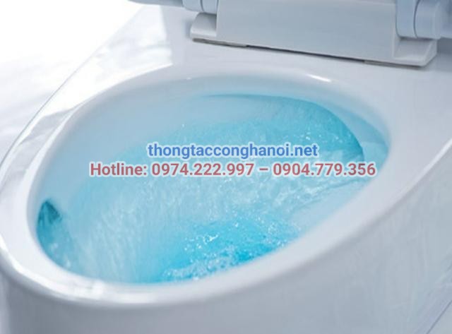 Cách chữa bồn cầu bị tắc bằng áp lực nước tự nhiên