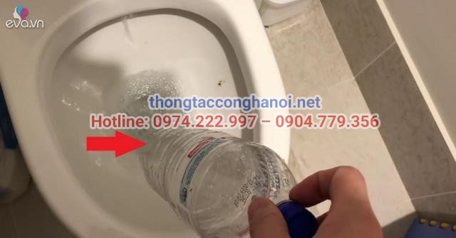 Cách chữa bồn cầu bị tắc bằng vỏ chai nhựa