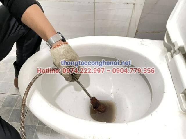 Cách chữa bồn cầu bị tắc bằng dây lò xo