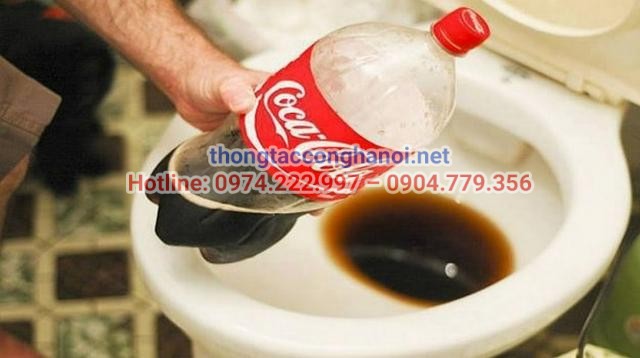 Sử dụng cocacola để thông tắc bồn cầu thoát nước chậm