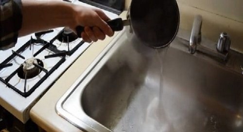 Cách thông cống bằng baking soda