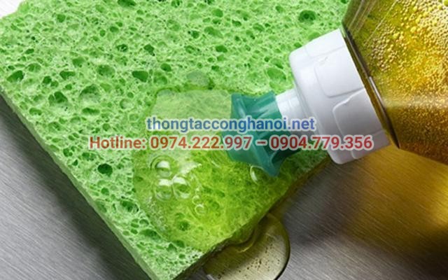Dùng nước rửa chén pha với nước ấm 
