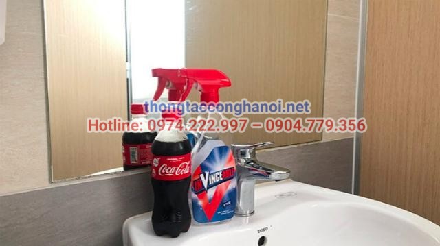 Xịt trực tiếp Coca Cola lên vòi nước 