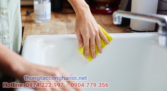 làm sạch bồn rửa mặt bằng giấm gạo