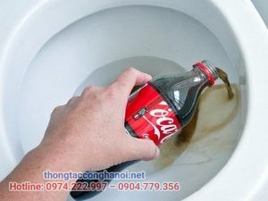 vệ sinh bồn cầu bằng Coca cola