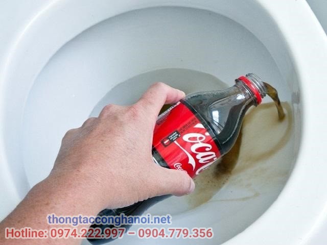 vệ sinh bồn cầu bằng Coca cola