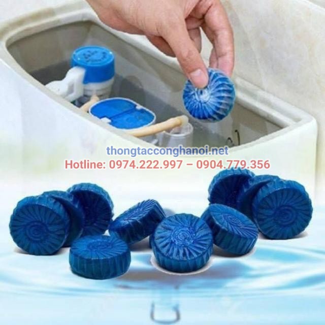 Mở nắp két nước và thả viên tẩy bồn cầu 