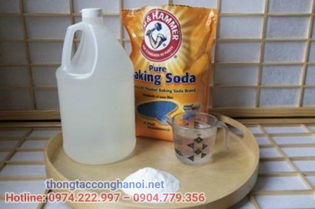 thông cống bằng muối kết hợp với baking soda và giấm