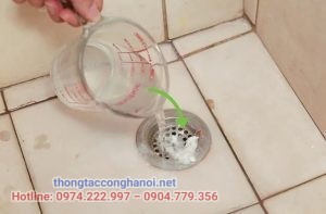 thông cống bằng muối với nước sôi