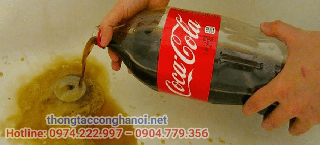 Sử dụng Coca Cola tẩy rửa bồn rửa bát