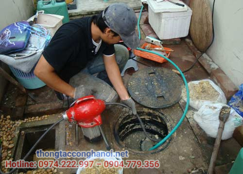 Kỹ thuạt viên của Hưng Thịnh đang xử lý vệ sinh bể nước thải