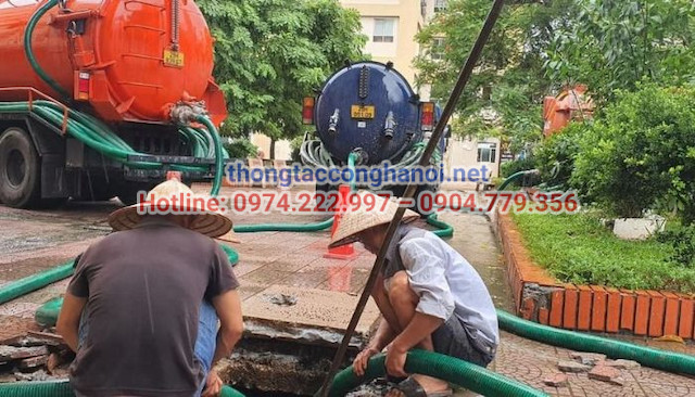 Bể phốt đầy bốc mùi hôi ảnh hưởng đến môi trường