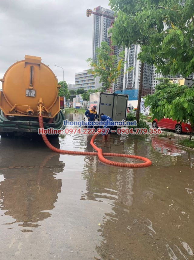 Nhân viên trực tiếp khảo sát, đánh giá mức độ và đề xuất phương án hút bể phốt phù hợp