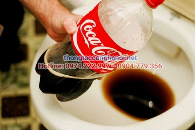 Thông tắc cống bằng coca cũng được nhiều người áp dụng