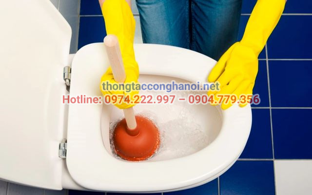 Tình trạng cống tắc nhẹ bạn có thể thử tự thông cống tại nhà