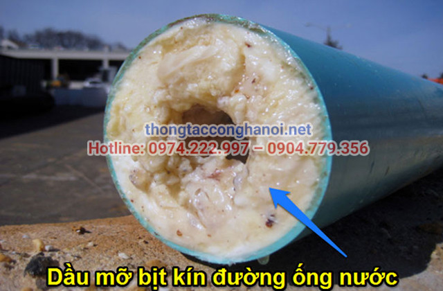 Cống bị tắc nghẽn do dầu mỡ, thức ăn thừa