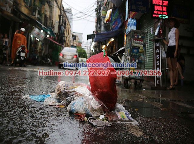 Rác thải gây tắc nghẽn cống nghiêm trọng