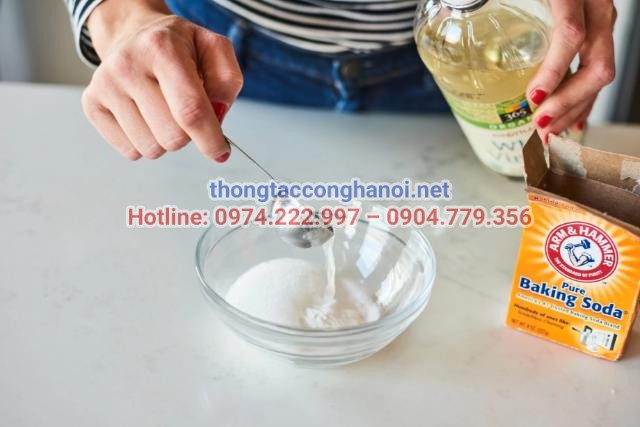 Dùng baking soda và giấm trắng