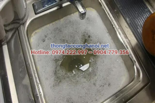 Chậu rửa bát bị tắc nghẽn