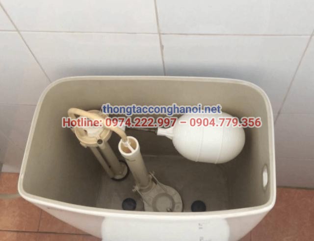 Vệ sinh két nước bồn cầu