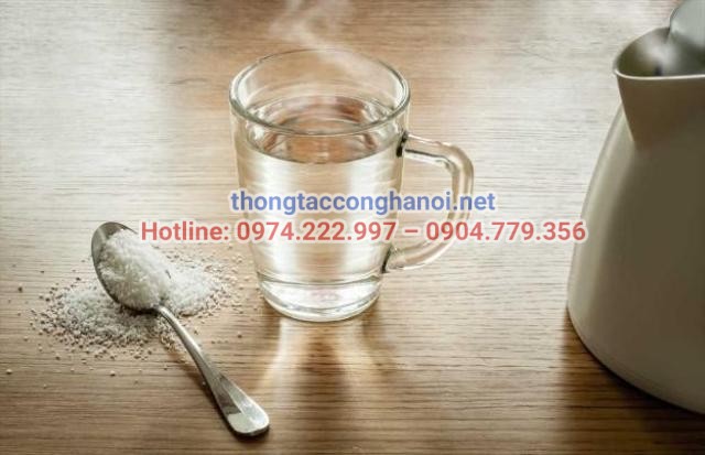 Muối hột và nước nóng