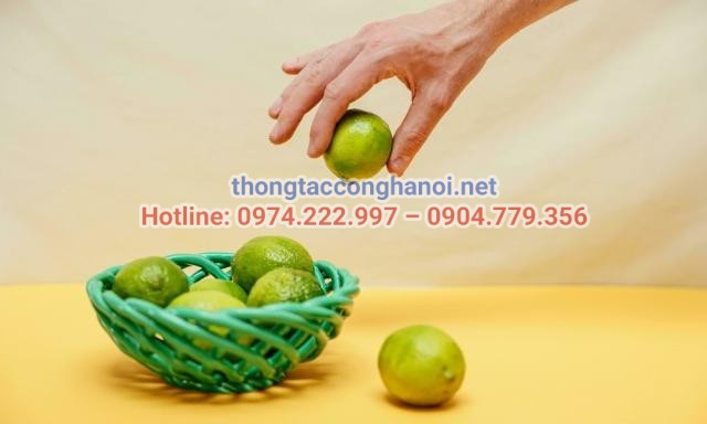 Dùng nước cốt chanh hoặc vỏ cam chanh