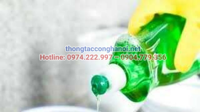 Sử dụng nước rửa chén để thông tắc bồn cầu