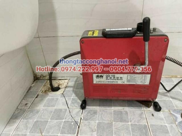 Sử dụng máy thông cống lò xo thông cống