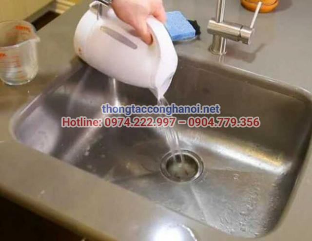 Sử dụng nước nóng để thông tắc cống