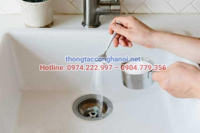 Sử dụng hỗn hợp baking soda và giấm để thông cống