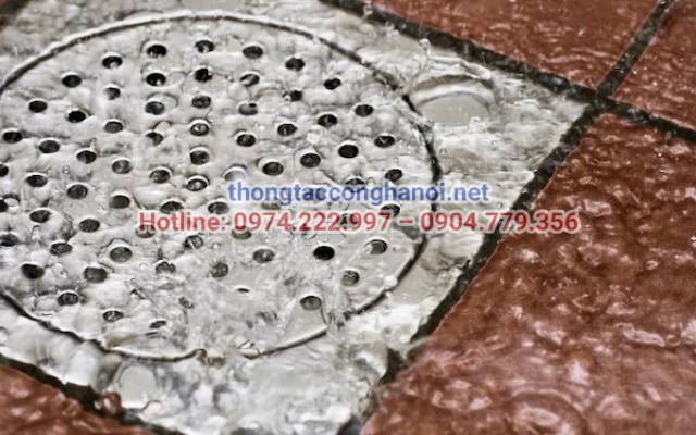Nước thải trào ngược lá dấu hiệu cần hút bể phốt
