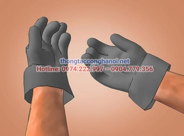 Thông bồn cầu bị tắc bằng tay