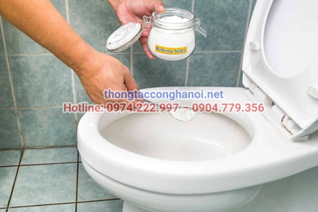 Cach-thong-tac-bon-cau-bang-baking-soda-muoi-va-nuoc-nong