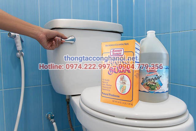 Cach-thong-tac-bon-cau-bang-baking-soda-va-giam-an