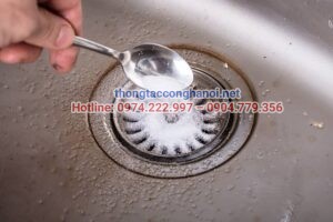 Thông tắc cống với muối và nước ấm