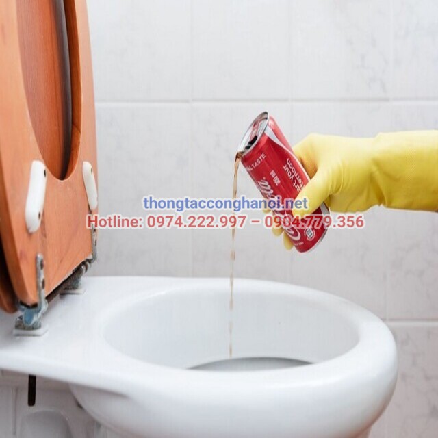 Dùng coca cola thông tắc bồn cầu