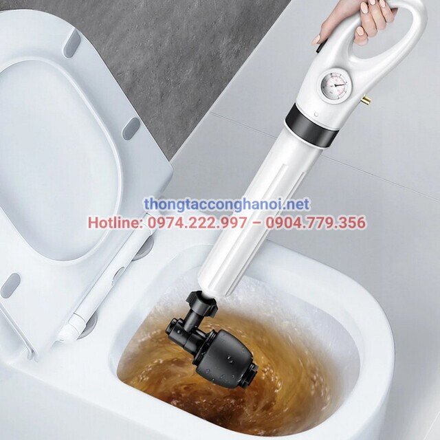 Dùng súng cao su thông tắc bồn cầu