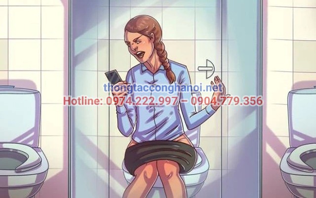 Vừa đi vệ sinh vừa xem điện thoại