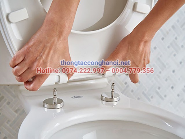 Cach-thao-nap-bon-cau-American-Standard-loai-roi-em