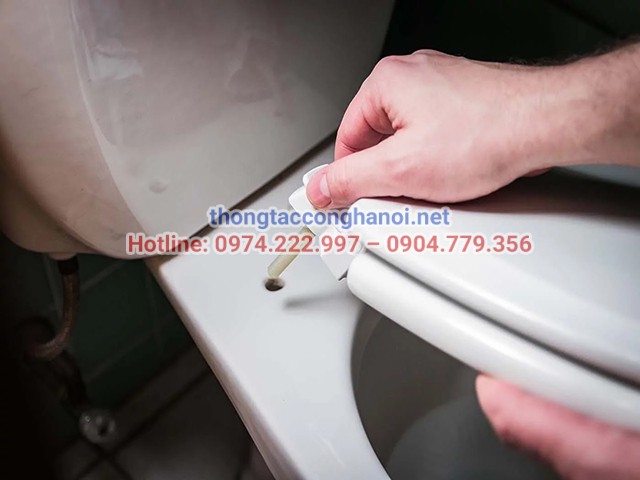 Cach-thao-nap-bon-cau-American-Standard-loai-thuong