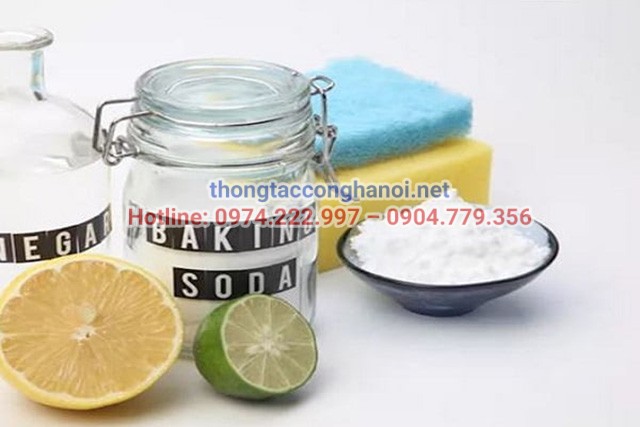 cach-khu-mui-nuoc-tieu-tren-nem-Dung-nuoc-cot-chanh-ket-hop-baking-soda