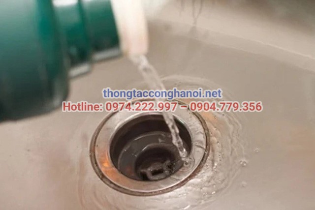 Đổ nước sôi vào đường ống thoát nước