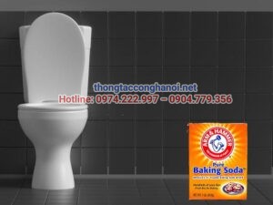 tay-can-voi-trong-bon-cau-Su-dung-giam-va-baking-soda