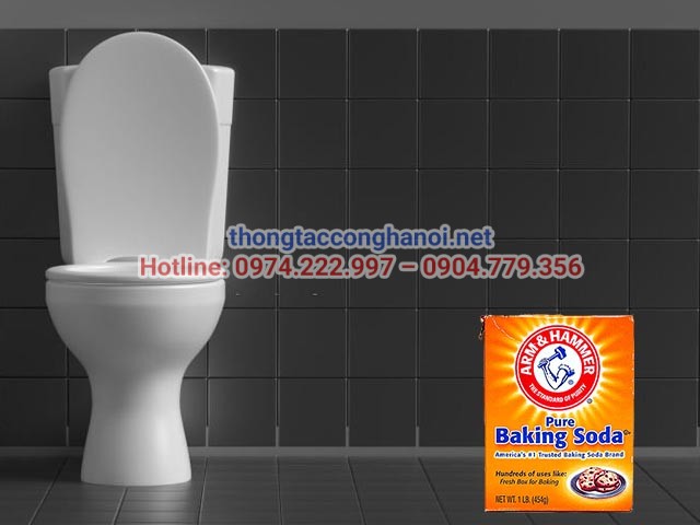 tay-can-voi-trong-bon-cau-Su-dung-giam-va-baking-soda