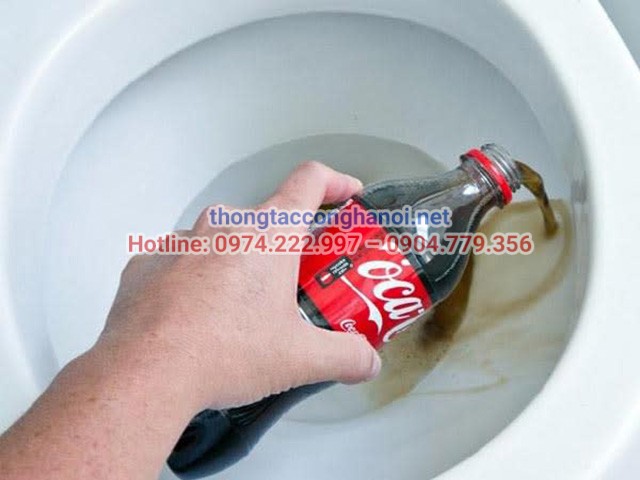 tay-can-voi-trong-bon-cau-bang-coca-cola