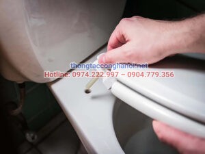 Tháo nắp bồn cầu Inax cũ