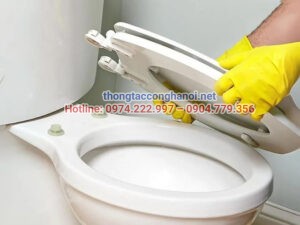 Tháo nắp bồn cầu Toto thường