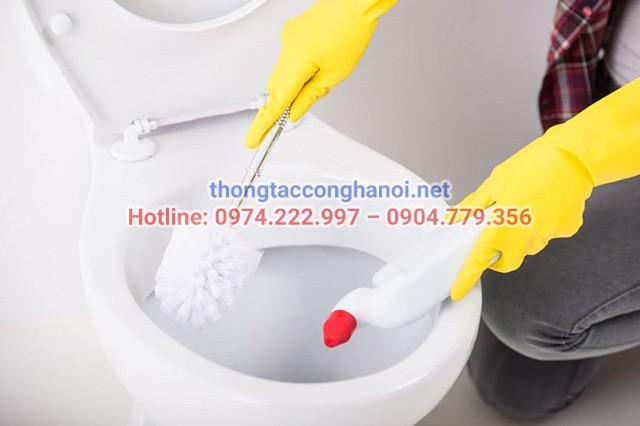 Vệ sinh toilet sạch sẽ