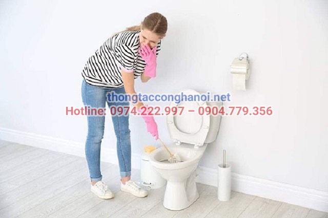 nguyên nhân nhà vệ sinh bốc mùi hôi khi trời mưa